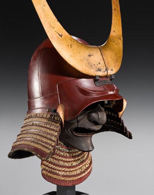 Lot 92 - A RED-LACQUERED IRON SHIINARI KABUTO WITH TENTSUKU MAEDATE AND IRON RESSEI MENPO