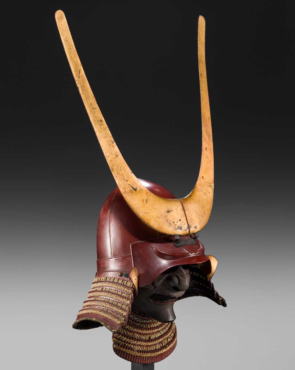 Lot 92 - A RED-LACQUERED IRON SHIINARI KABUTO WITH TENTSUKU MAEDATE AND IRON RESSEI MENPO