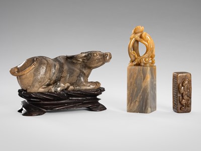 Lot 907 - A GROUP OF THREE CARVED JADE AND SOFTSTONE ITEMS, QING DYNASTY