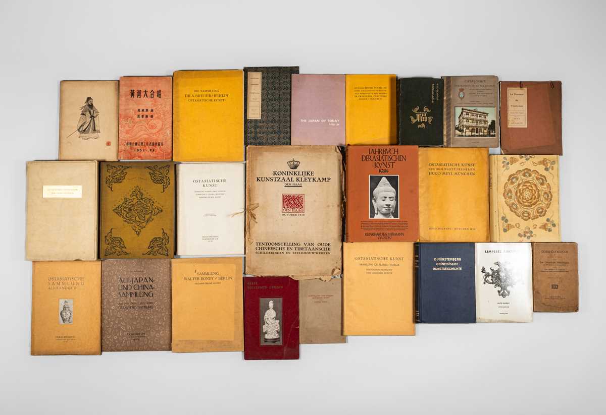 Lot 829 - A GROUP OF 25 AUCTION CATALOGS AND BOOKS ON EAST ASIAN ART
