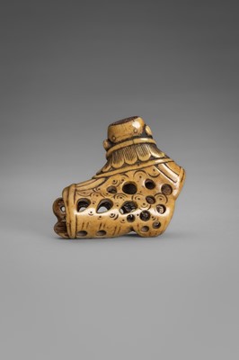 Lot 459 - A FINE ANTLER ‘SILK SEAL’ NETSUKE OF A FOREIGNER