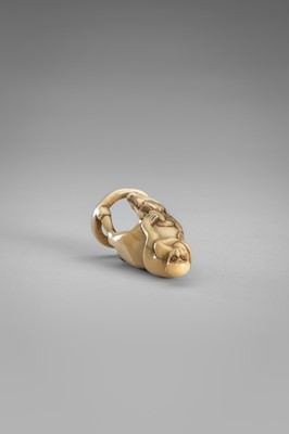 Lot 348 - AN IMPRESSIVE MARINE IVORY NETSUKE OF A MONKEY ON A HORSE