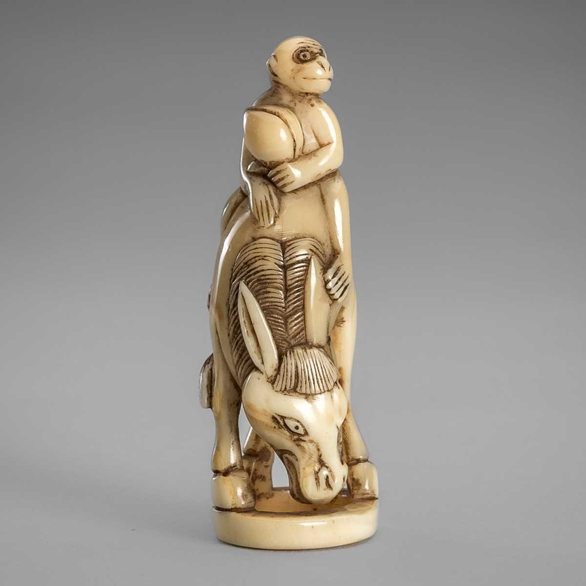 Lot 348 - AN IMPRESSIVE MARINE IVORY NETSUKE OF A MONKEY ON A HORSE