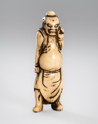 Lot 463 - A FINE AND EARLY ANTLER NETSUKE OF A NIO GUARDIAN