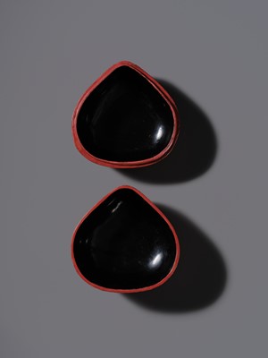 Lot 115 - A CINNABAR LACQUER PEACH-FORM BOX AND COVER DEPICTING SHOULAO, 18TH CENTURY