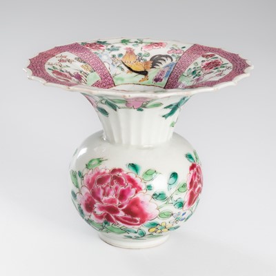 Lot 1132 - A FAMILLE ROSE ‘PEONIES AND COCKEREL’ PORCELAIN SPITTON, QING DYNASTY