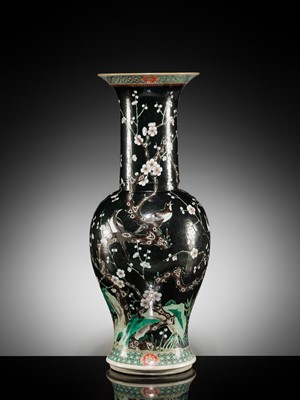 A LARGE FAMILLE NOIRE ‘MAGPIES AND PRUNUS’ PHOENIX TAIL PALACE VASE, YENYEN, 19TH CENTURY
