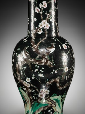A LARGE FAMILLE NOIRE ‘MAGPIES AND PRUNUS’ PHOENIX TAIL PALACE VASE, YENYEN, 19TH CENTURY