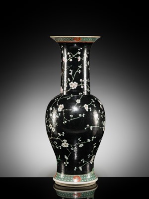 A LARGE FAMILLE NOIRE ‘MAGPIES AND PRUNUS’ PHOENIX TAIL PALACE VASE, YENYEN, 19TH CENTURY