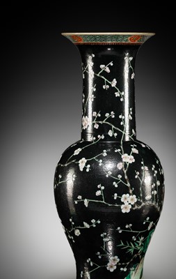 A LARGE FAMILLE NOIRE ‘MAGPIES AND PRUNUS’ PHOENIX TAIL PALACE VASE, YENYEN, 19TH CENTURY