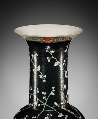 A LARGE FAMILLE NOIRE ‘MAGPIES AND PRUNUS’ PHOENIX TAIL PALACE VASE, YENYEN, 19TH CENTURY