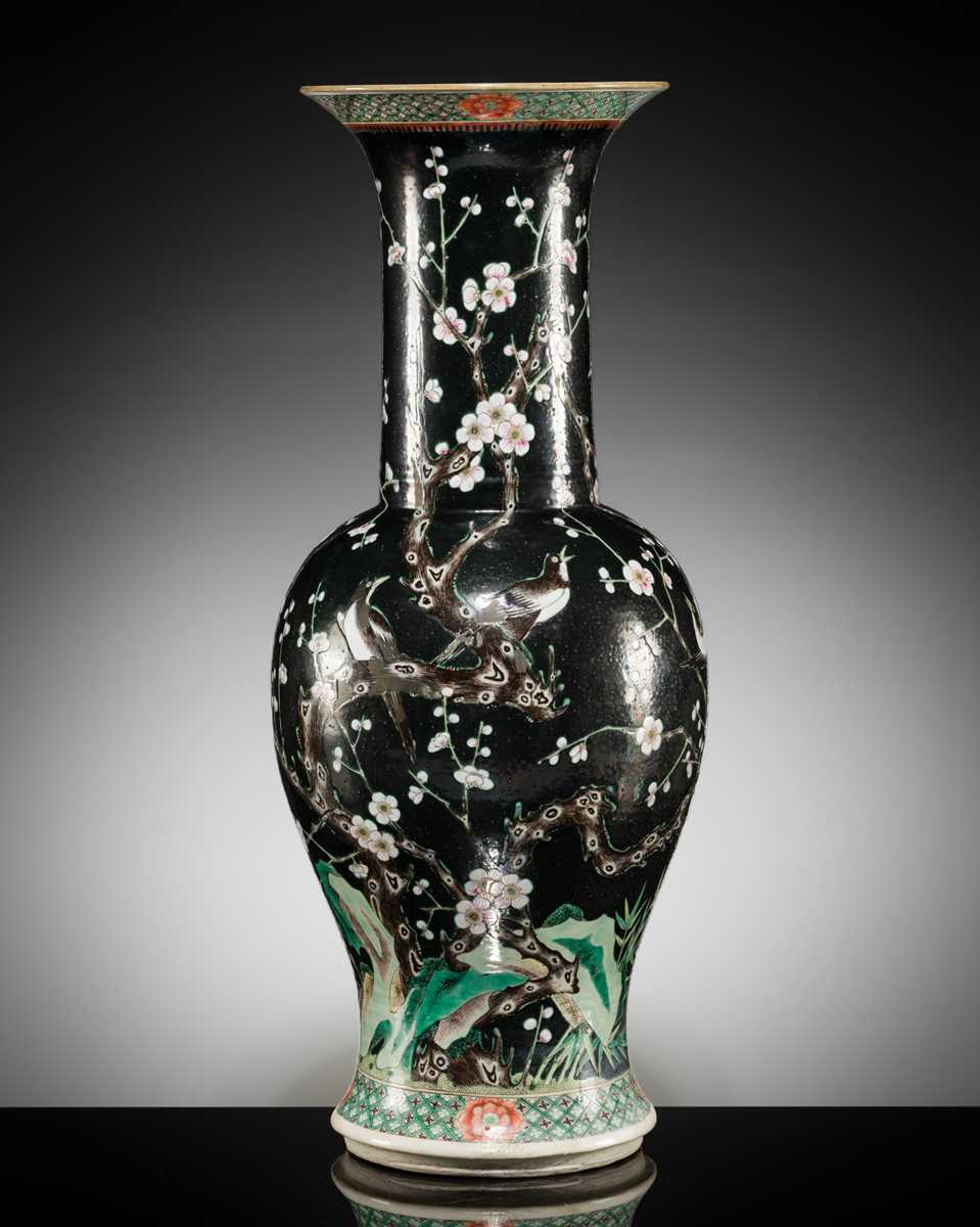 A LARGE FAMILLE NOIRE ‘MAGPIES AND PRUNUS’ PHOENIX TAIL PALACE VASE, YENYEN, 19TH CENTURY