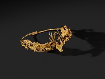 Lot 84 - A RARE GEMSTONE-SET GOLD WREATH WITH A STAG’S HEAD, HELLENISTIC PERIOD