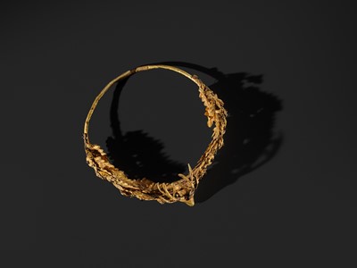 Lot 84 - A RARE GEMSTONE-SET GOLD WREATH WITH A STAG’S HEAD, HELLENISTIC PERIOD