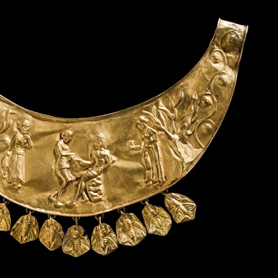 Lot 187 - AN 18K GOLD PECTORAL, PROBABLY TAXILA, INDO-GREEK RULE, HELLENISTIC PERIOD