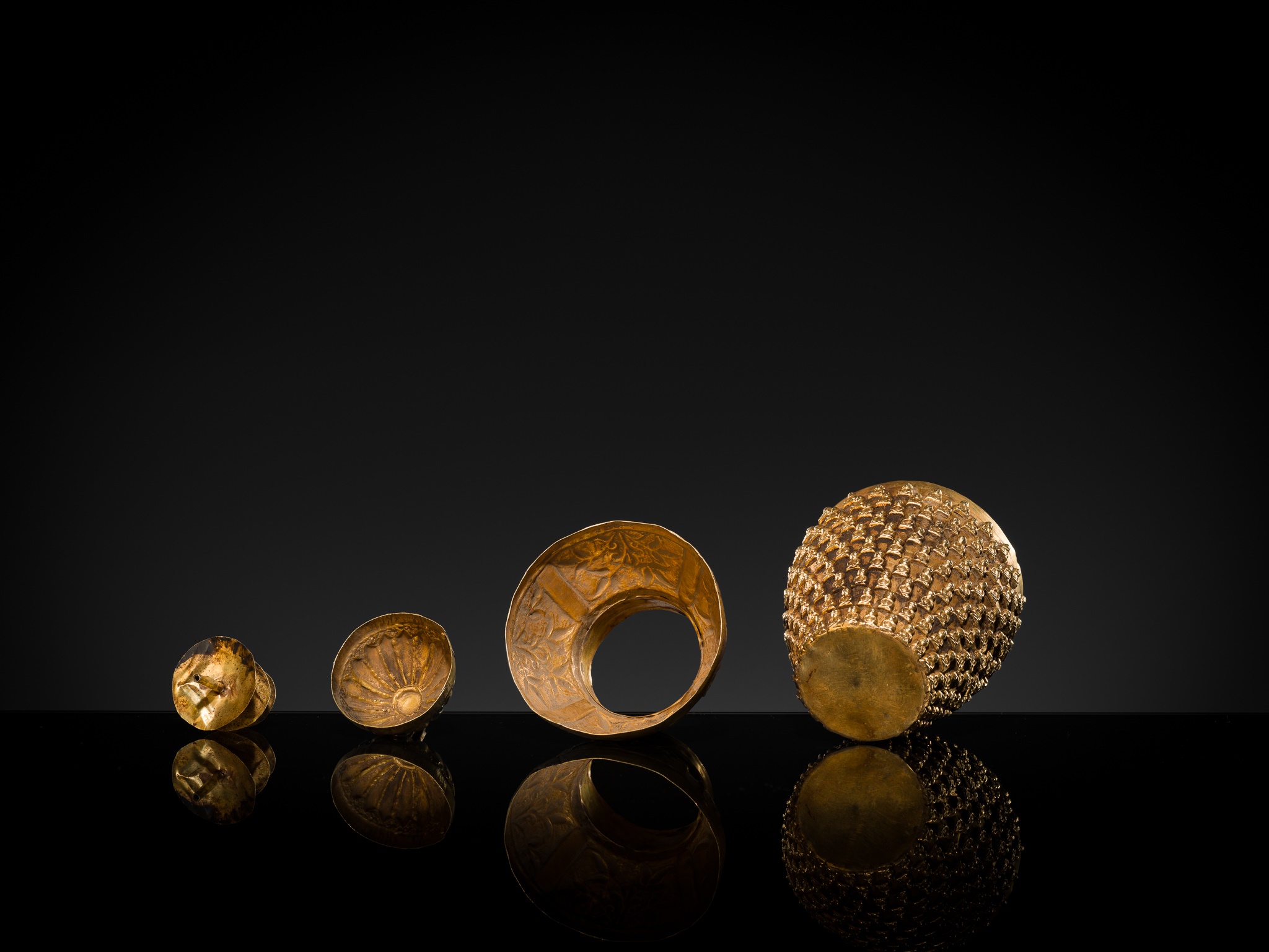 Lot 180 - AN EXTREMELY RARE GOLD REPOUSSÉ ‘THOUSAND