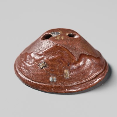 Lot 494 - NOMURA CHOHEI: A RARE LACQUERED AND INLAID CERAMIC NETSUKE OF A MORTAR WITH SHELLS