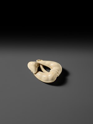 Lot 136 - AN IVORY NETSUKE OF EDAMAME BEAN PODS