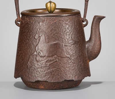 Lot 34 - SEISUKE: AN IRON TETSUBIN (TEA KETTLE) WITH GALLOPING HORSE