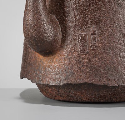 Lot 34 - SEISUKE: AN IRON TETSUBIN (TEA KETTLE) WITH GALLOPING HORSE