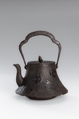 Lot 2 - AN IRON TETSUBIN (TEA KETTLE) WITH CHINESE INSCRIPTIONS