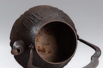 Lot 2 - AN IRON TETSUBIN (TEA KETTLE) WITH CHINESE INSCRIPTIONS