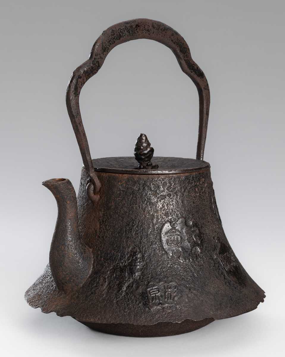 Lot 2 - AN IRON TETSUBIN (TEA KETTLE) WITH CHINESE INSCRIPTIONS