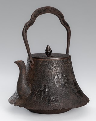 Lot 2 - AN IRON TETSUBIN (TEA KETTLE) WITH CHINESE INSCRIPTIONS