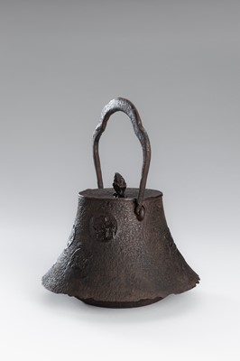 Lot 2 - AN IRON TETSUBIN (TEA KETTLE) WITH CHINESE INSCRIPTIONS