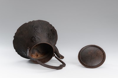 Lot 2 - AN IRON TETSUBIN (TEA KETTLE) WITH CHINESE INSCRIPTIONS