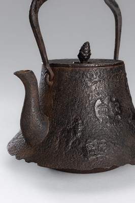Lot 2 - AN IRON TETSUBIN (TEA KETTLE) WITH CHINESE INSCRIPTIONS