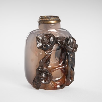 Lot 1053 - AN AGATE ‘PEONY AND PRUNUS’ SNUFF BOTTLE, 19TH CENTURY