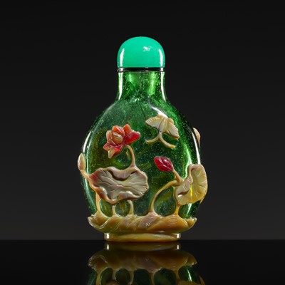 Lot 485 - A THREE-COLOR OVERLAY GLASS ‘LOTUS AND BUTTERFLY’ SNUFF BOTTLE, 1750-1850