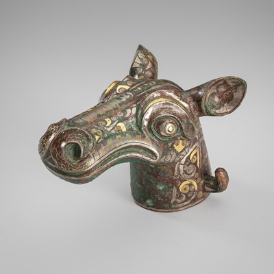 Lot 800 - AN ARCHAISTIC GOLD AND SILVER-INLAID BRONZE ‘HORSE HEAD’ CHARIOT ORNAMENT