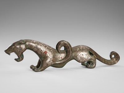 Lot 802 - AN ARCHAISTIC SILVER-INLAID BRONZE FIGURE OF A MYTHICAL BEAST