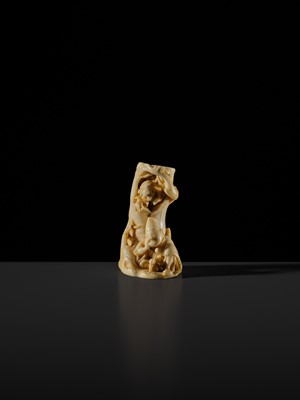 Lot 96 - A SUPERB IVORY NETSUKE OF TAIRA NO KOREMOCHI