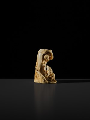 Lot 96 - A SUPERB IVORY NETSUKE OF TAIRA NO KOREMOCHI