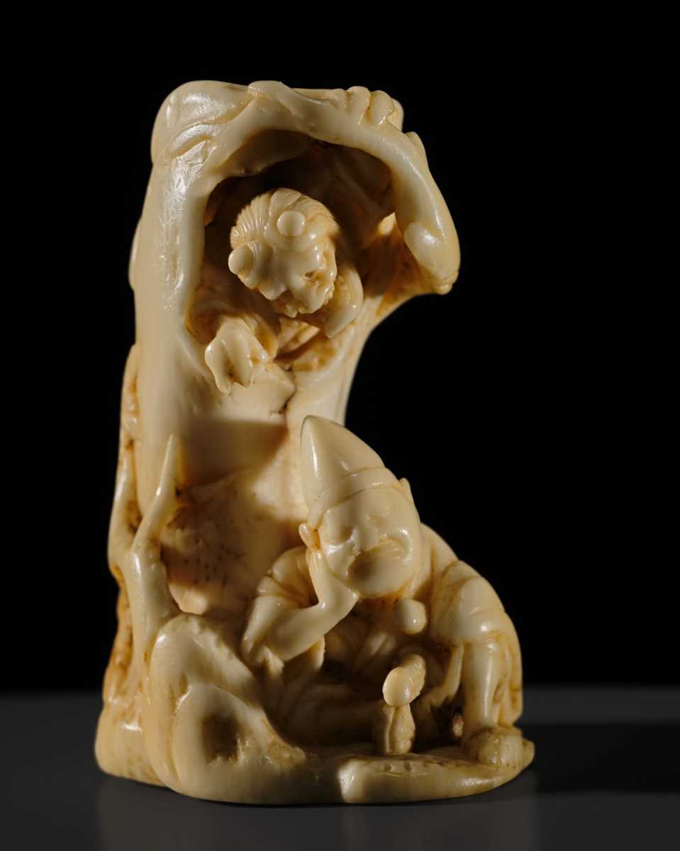 Lot 96 - A SUPERB IVORY NETSUKE OF TAIRA NO KOREMOCHI