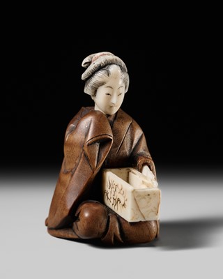 Lot 418 - A WOOD AND MARINE IVORY SHUNGA NETSUKE OF A COURTESAN HOLDING A BOX