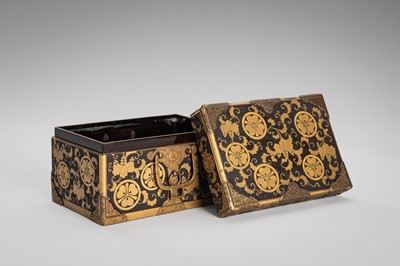 Lot 142 - A GILT-METAL MOUNTED LACQUER BOX AND COVER WITH FAMILY CRESTS
