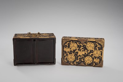 Lot 142 - A GILT-METAL MOUNTED LACQUER BOX AND COVER WITH FAMILY CRESTS
