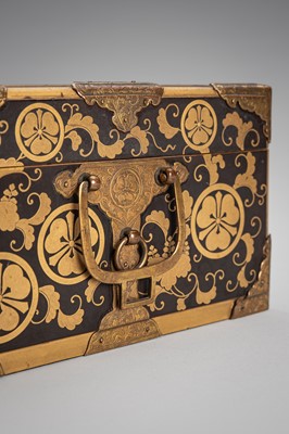 Lot 142 - A GILT-METAL MOUNTED LACQUER BOX AND COVER WITH FAMILY CRESTS