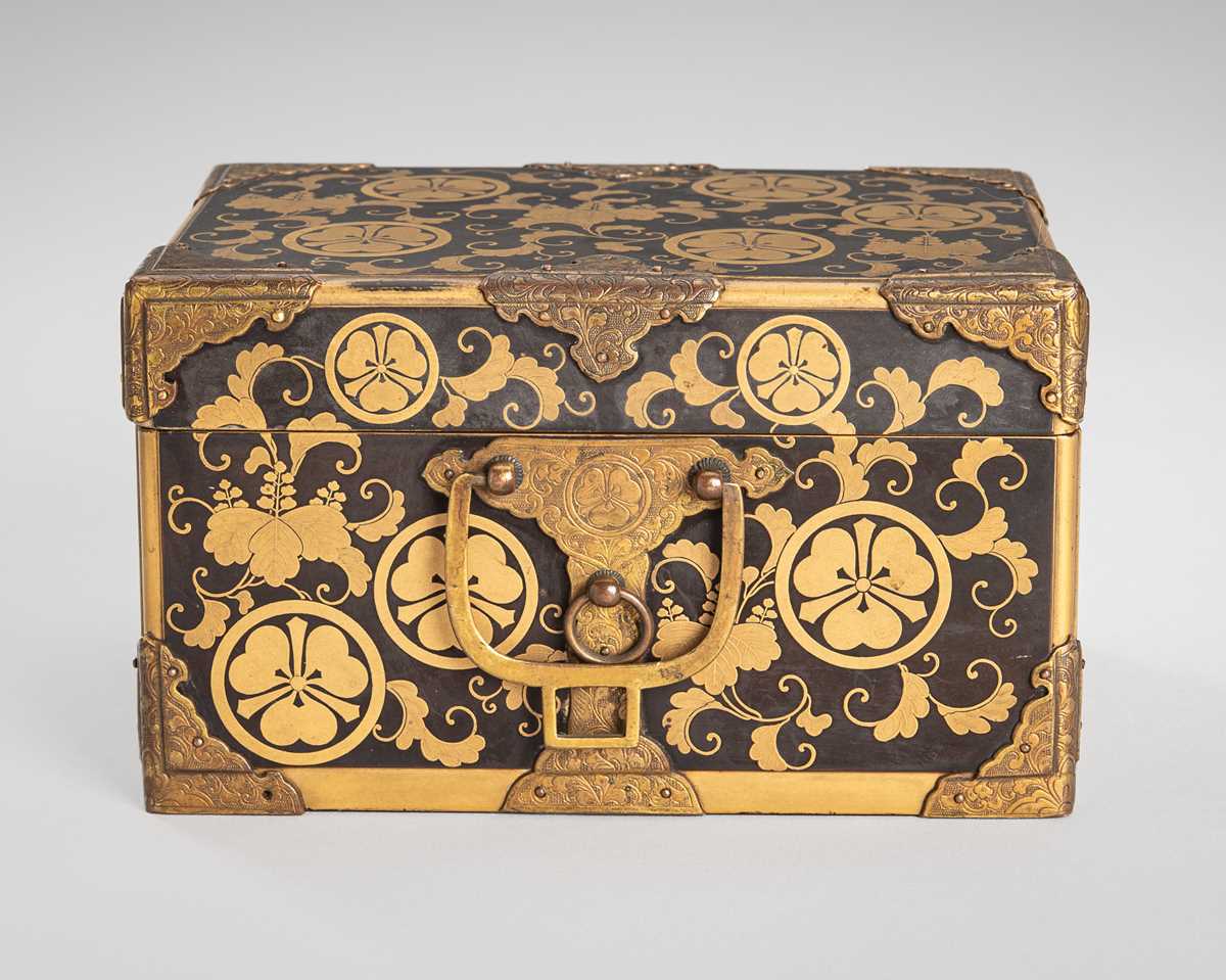 Lot 142 - A GILT-METAL MOUNTED LACQUER BOX AND COVER WITH FAMILY CRESTS