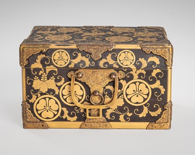 Lot 142 - A GILT-METAL MOUNTED LACQUER BOX AND COVER WITH FAMILY CRESTS