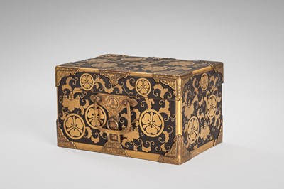 Lot 142 - A GILT-METAL MOUNTED LACQUER BOX AND COVER WITH FAMILY CRESTS