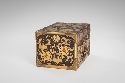 Lot 142 - A GILT-METAL MOUNTED LACQUER BOX AND COVER WITH FAMILY CRESTS