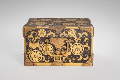 Lot 142 - A GILT-METAL MOUNTED LACQUER BOX AND COVER WITH FAMILY CRESTS