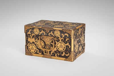 Lot 142 - A GILT-METAL MOUNTED LACQUER BOX AND COVER WITH FAMILY CRESTS