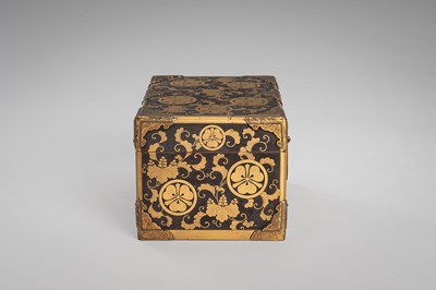 Lot 142 - A GILT-METAL MOUNTED LACQUER BOX AND COVER WITH FAMILY CRESTS