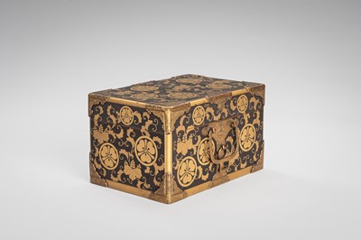 Lot 142 - A GILT-METAL MOUNTED LACQUER BOX AND COVER WITH FAMILY CRESTS